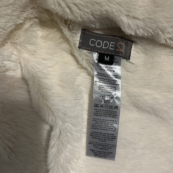 faux fur vest with hood. women’s size M - Picture 4 of 5